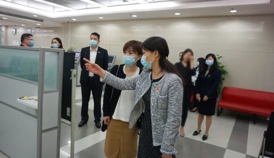 協(xié)會(huì )黨支部與上海農商銀行總行惠普金融黨支部、徐匯支行市場(chǎng)團隊黨支部黨建共建簽約